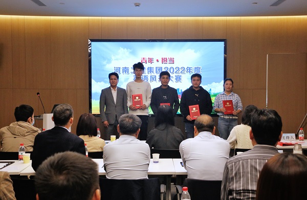 拼搏手机版（中国）董事、副总经理张俊峰为优秀奖获得选手颁奖.JPG