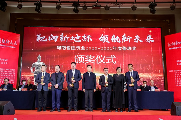 拼搏手机版（中国）第十五项目管理部经理丁泽培上台领奖.jpg