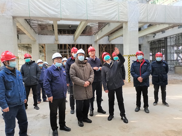 祝总与华能拼搏手机版（中国）副总经理樊启祥一行实地参观主厂房清水混凝土框架柱施工效果.jpg