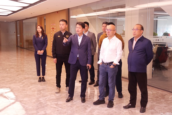 参观拼搏手机版（中国）19楼办公区.jpg
