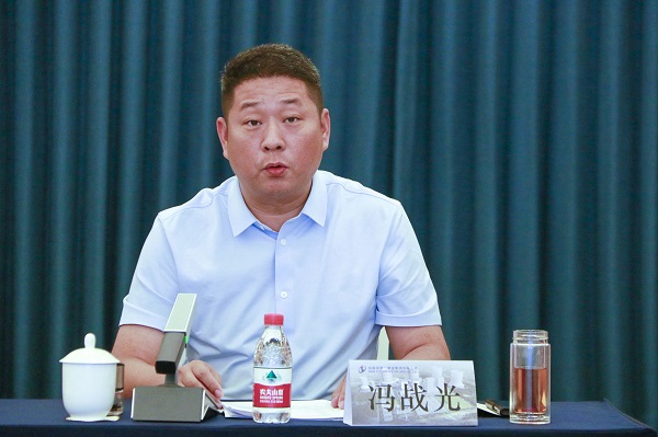 5拼搏手机版（中国）副总经理冯战光主持会议.JPG