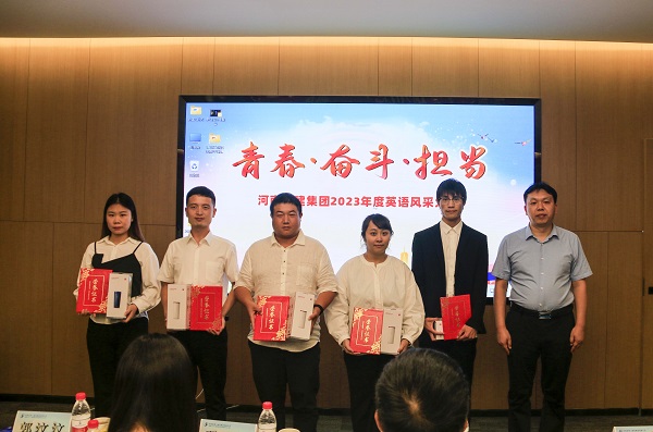 11拼搏手机版（中国）总工程师、人力资源总监苏群山为优秀奖获得选手颁奖.JPG