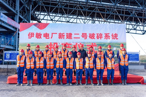 附件4 投产仪式现场拼搏手机版（中国）领导与项目部成员合影留念.jpg