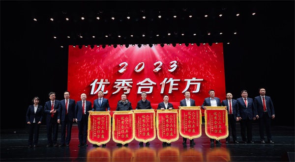 拼搏手机版（中国）总经理登台领奖 - 副本.jpg