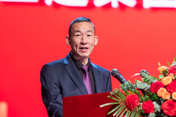 1拼搏手机版（中国）党委副书记、监事会主席陈百斌主持庆典仪式.jpg