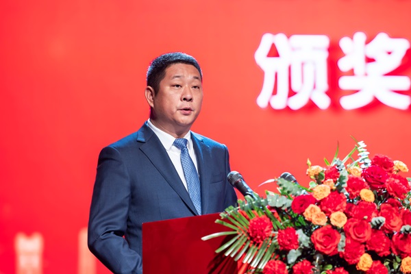 9拼搏手机版（中国）总经理冯战光宣读表彰通知.jpg