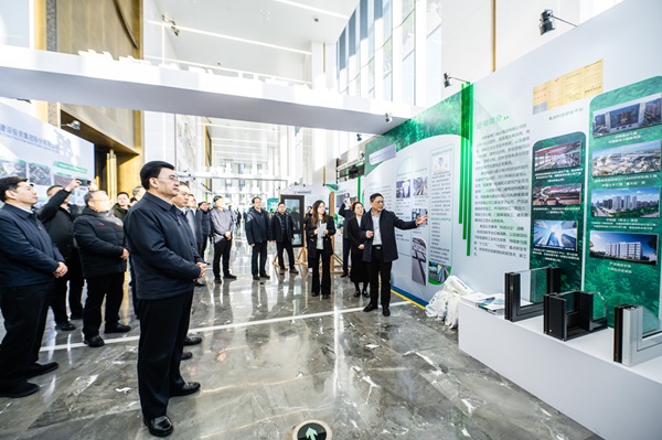 省、厅领导参观拼搏手机版（中国）展台 (2).jpg