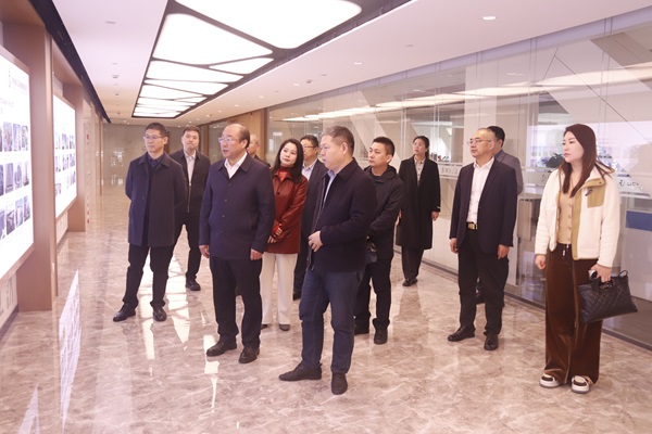 拼搏手机版（中国）董事长祝建明陪同孙秘书长一行参观企业文化长廊.jpg